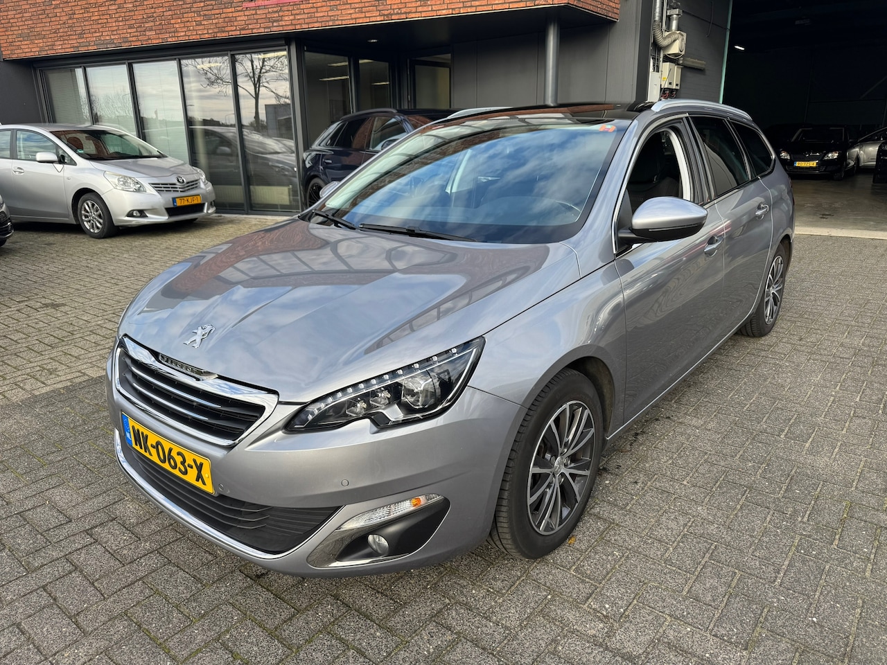 Peugeot 308 SW - 1.2 PureTech Allure PANO LED TREKHAAK CAMERA ORIG NL NAP - AutoWereld.nl