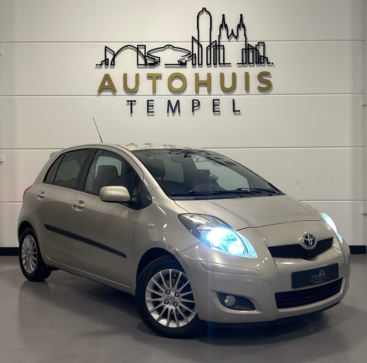 Toyota Yaris - 1.3 VVTi Dynamic Automaat Nap Airco 5Deurs Camera Isofix Elektrische ramen - AutoWereld.nl