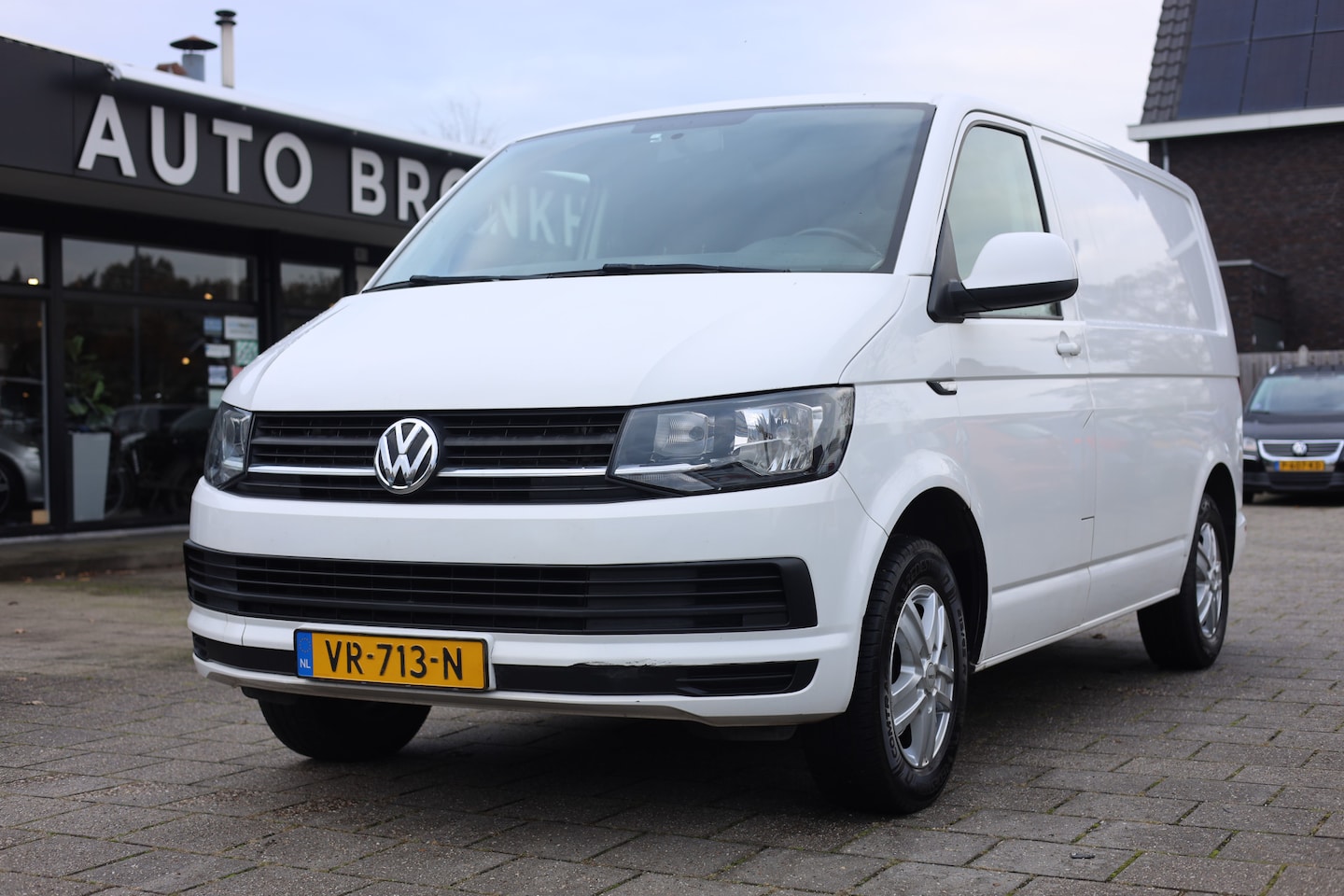 Volkswagen Transporter - 2.0 TDI L1H1 AIRCO | NAVI | CARPLAY | TREKHAAK - AutoWereld.nl