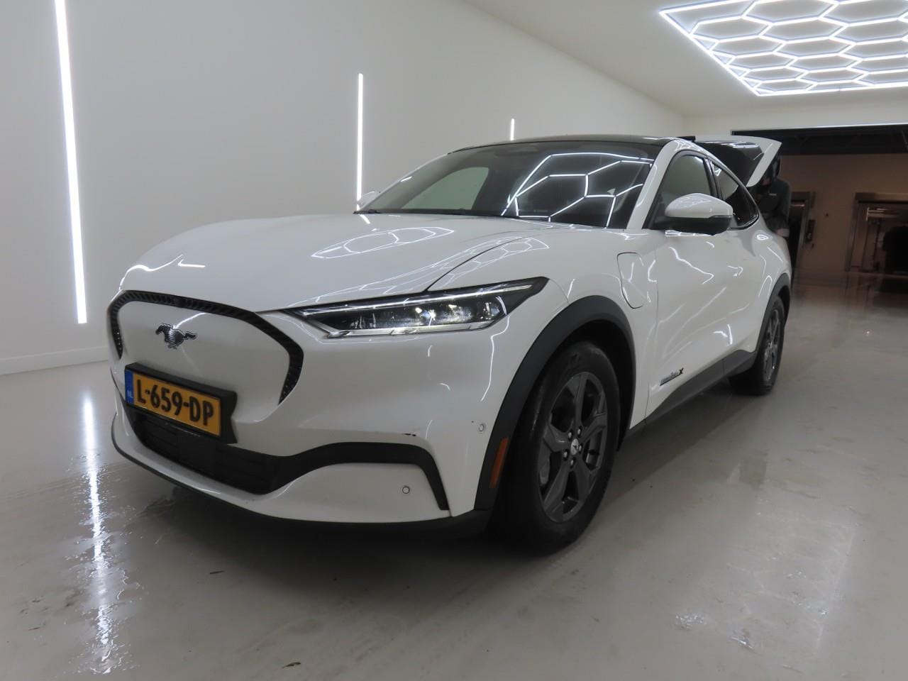 Ford Mustang Mach-E - 98kWh 338pk RWD SoH [ CARPLAY+ACC+LEDER+CAMERA+STOEL/STUURVERWARMING+CLIMATE ] - AutoWereld.nl