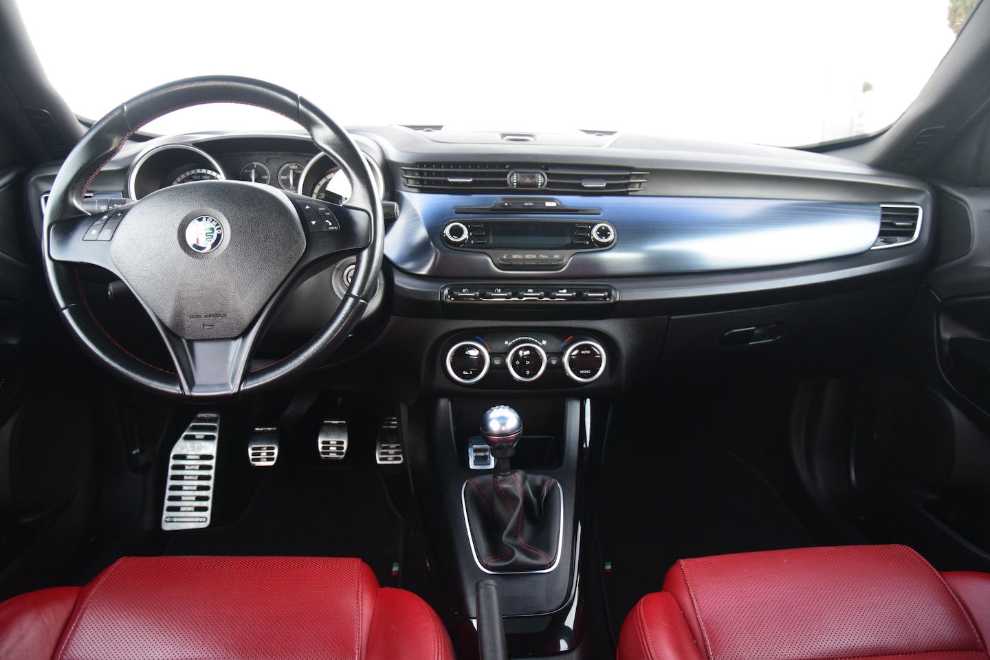 Alfa Romeo Giulietta - 1.4 T Distinctive Pano/schuifdak Leer 18' Pack/Sport - AutoWereld.nl