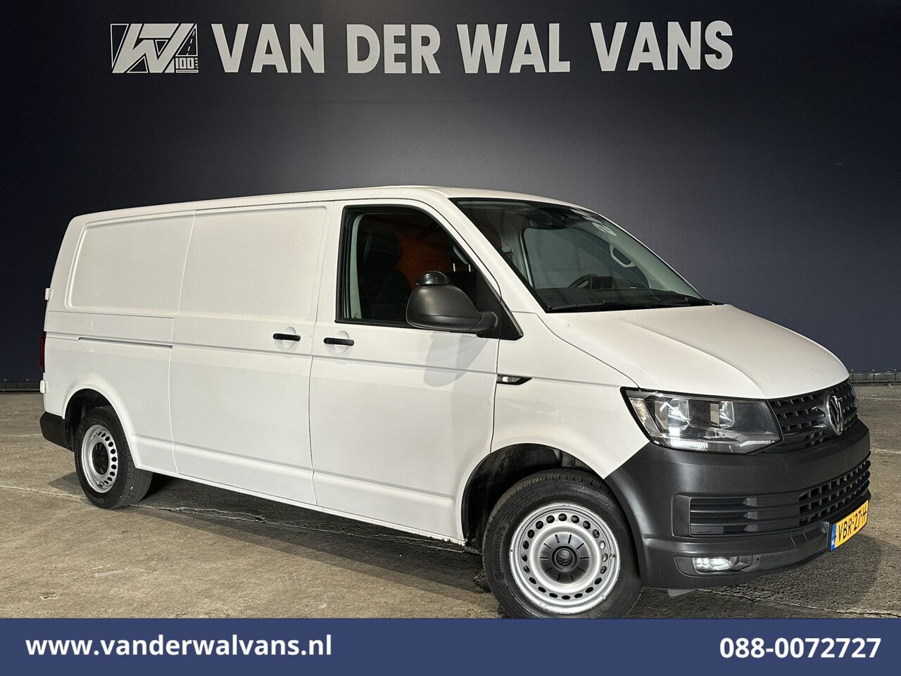 Volkswagen Transporter - 2.0 TDI 150pk L2H1 Euro6 Airco | Camera | Leder | Cruisecontrol | 2500kg Trekhaak Parkeers - AutoWereld.nl