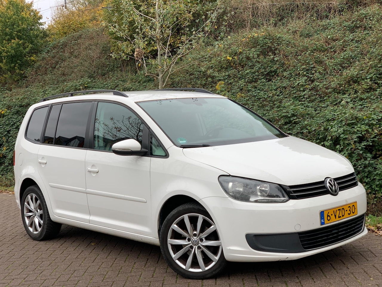 Volkswagen Touran - 1.6 TDI Comfortline BlueMotion GRIJS KENTEKEN - AutoWereld.nl