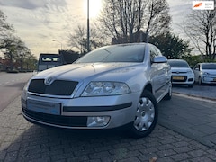 Skoda Octavia - 1.6 Ambiente A-C Elek Pakket Schuif/Dak