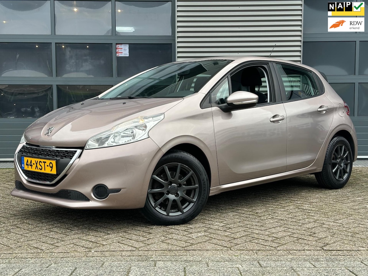 Peugeot 208 - 1.2 VTi Active | Navi | CRUISECR | Airco | Dealer onderhouden - AutoWereld.nl