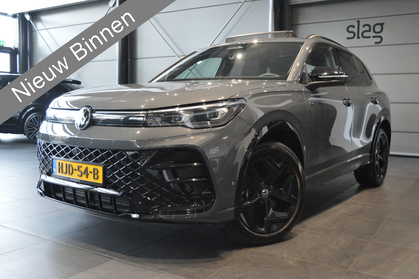 Volkswagen Tiguan - 2.0 TDI 3X R-LINE navi pano camera trekhaak 19 inch 150 pk !! - AutoWereld.nl
