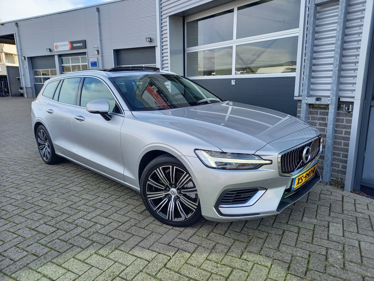 Volvo V60 - 2.0 T8 Twin Engine AWD Inscription - PANO - TREKHAAK - LEER - HUD - CAMERA - NL AUTO - - AutoWereld.nl