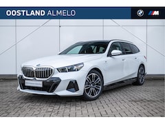 BMW 5-serie Touring - 530e M Sport Automaat / Panoramadak / Trekhaak / Achteruitrijcamera / Adaptieve LED / M Sp