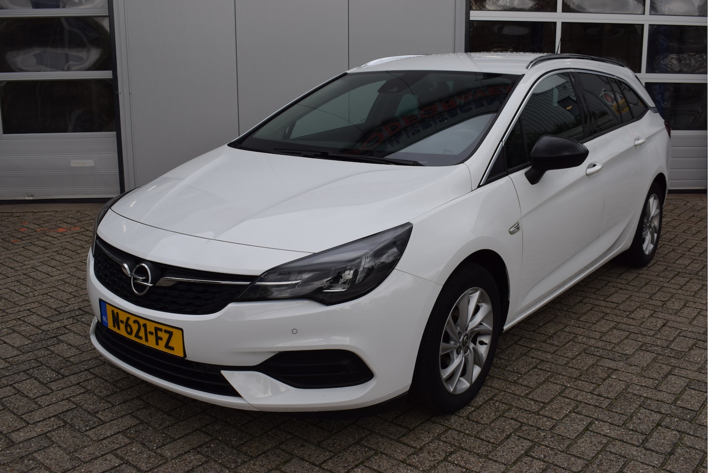 Opel Astra Sports Tourer - 1.2 Business Elegance | Trekhaak | Camera | NL-Auto - AutoWereld.nl