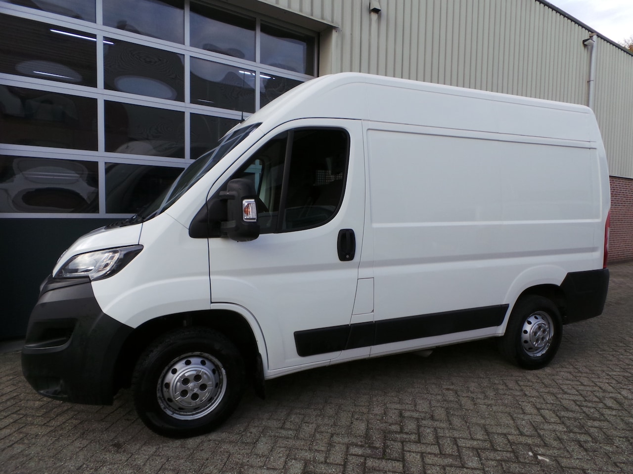 Peugeot Boxer - 333 2.0 BlueHDI L1H2 Premium Airco,Cruise,navigatie,Camera,Enz Bedrijfswageninrichting - AutoWereld.nl