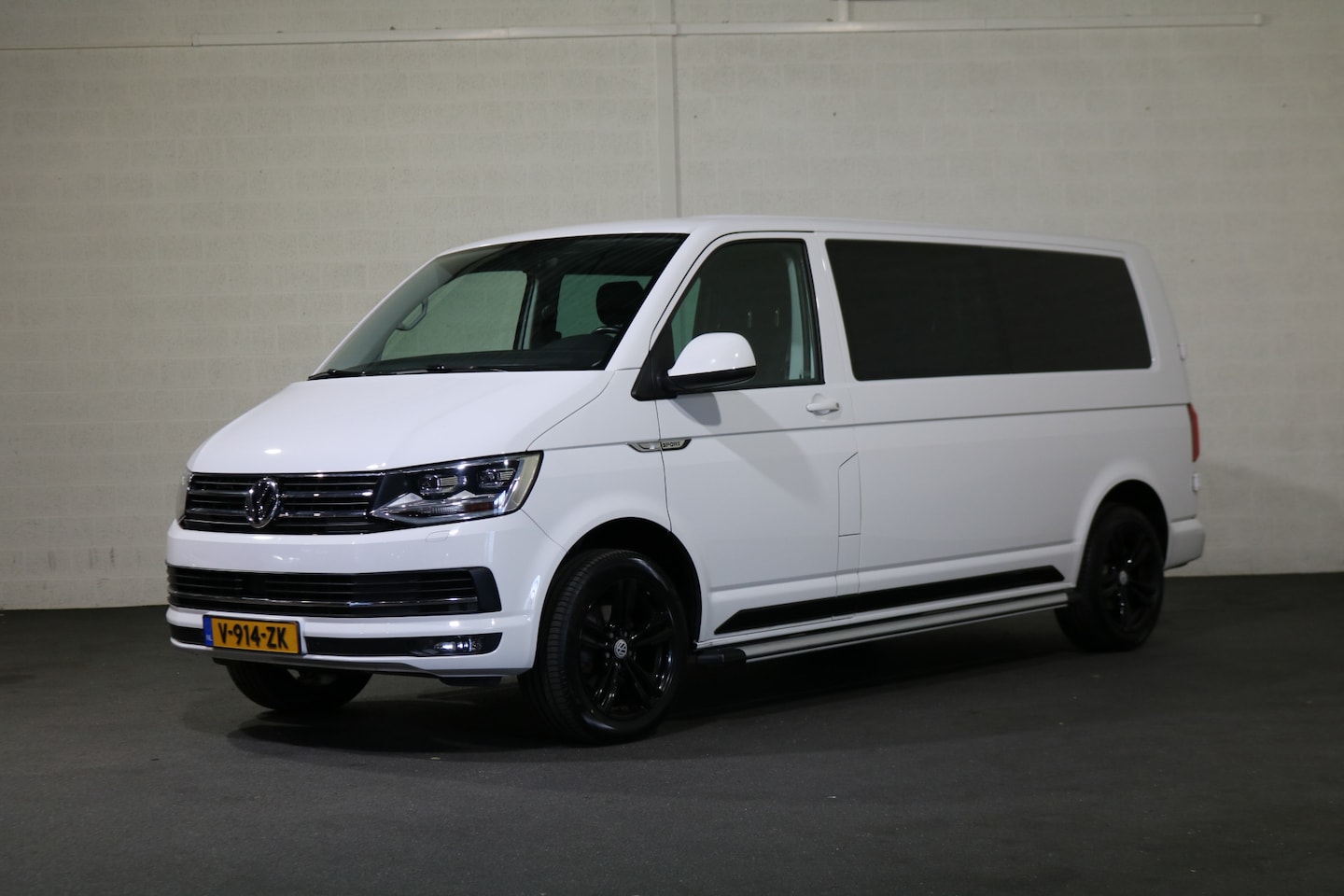 Volkswagen Transporter - 2.0 TDI L2 H1 DC Airco Navigatie Sport - AutoWereld.nl