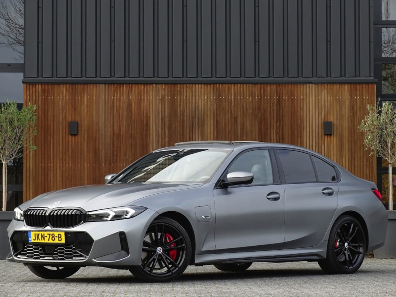 BMW 3-serie - 330e 292PK M-Sport / Frozen Grey / Carbon / Harman Kardon / Head - AutoWereld.nl