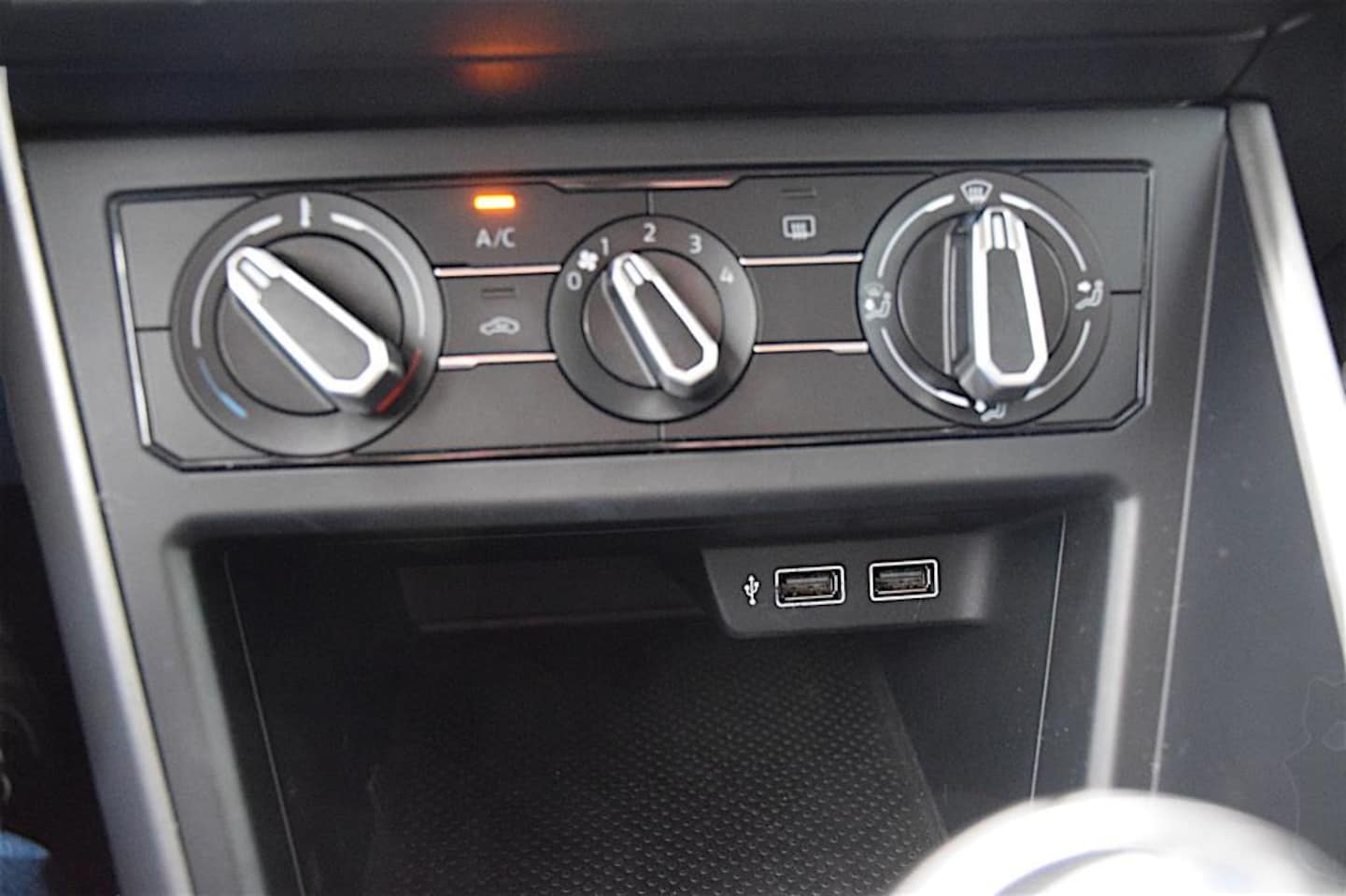 Volkswagen Polo - 1.0 TSI Beats 1.0 TSI Beats, Apple Car play, Airco, Navigatie, Parkeerhulp voor en achter, Lichtmetalen