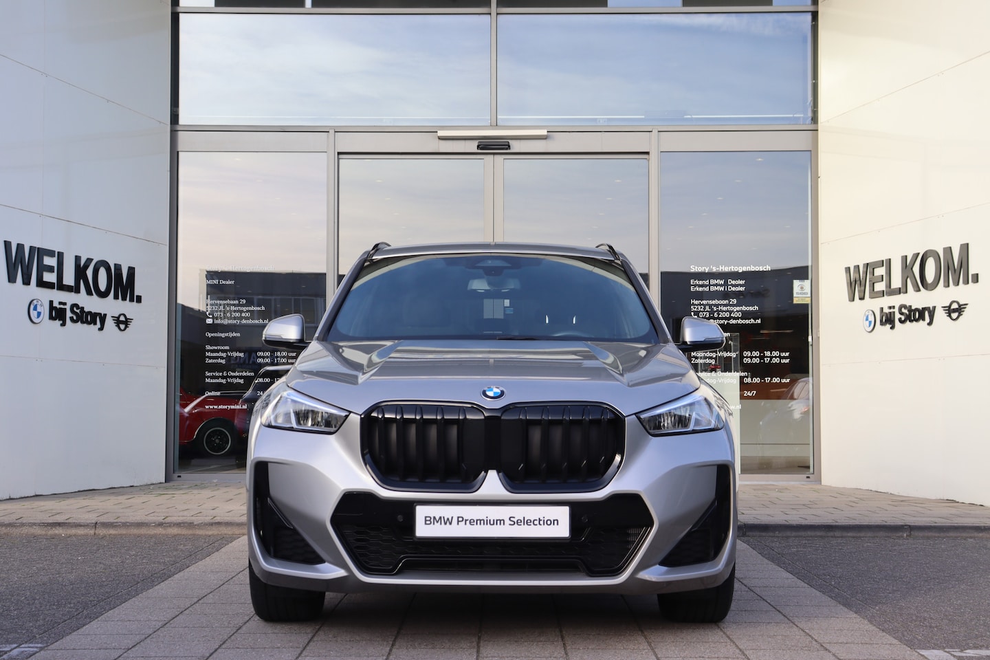 BMW X1 - sDrive20i M Sport Automaat / Trekhaak / Sportstoelen / Achteruitrijcamera / M Adaptief ond - AutoWereld.nl
