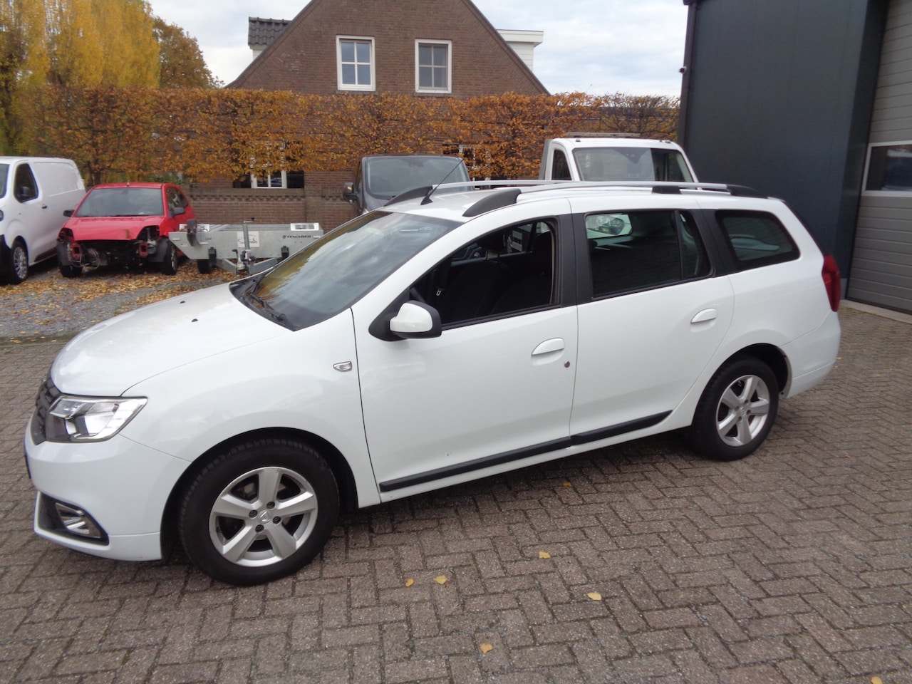 Dacia Logan MCV - 0.9 TCe SL Royaal Automaat, pdc, airco, LMV, Trekhaak - AutoWereld.nl