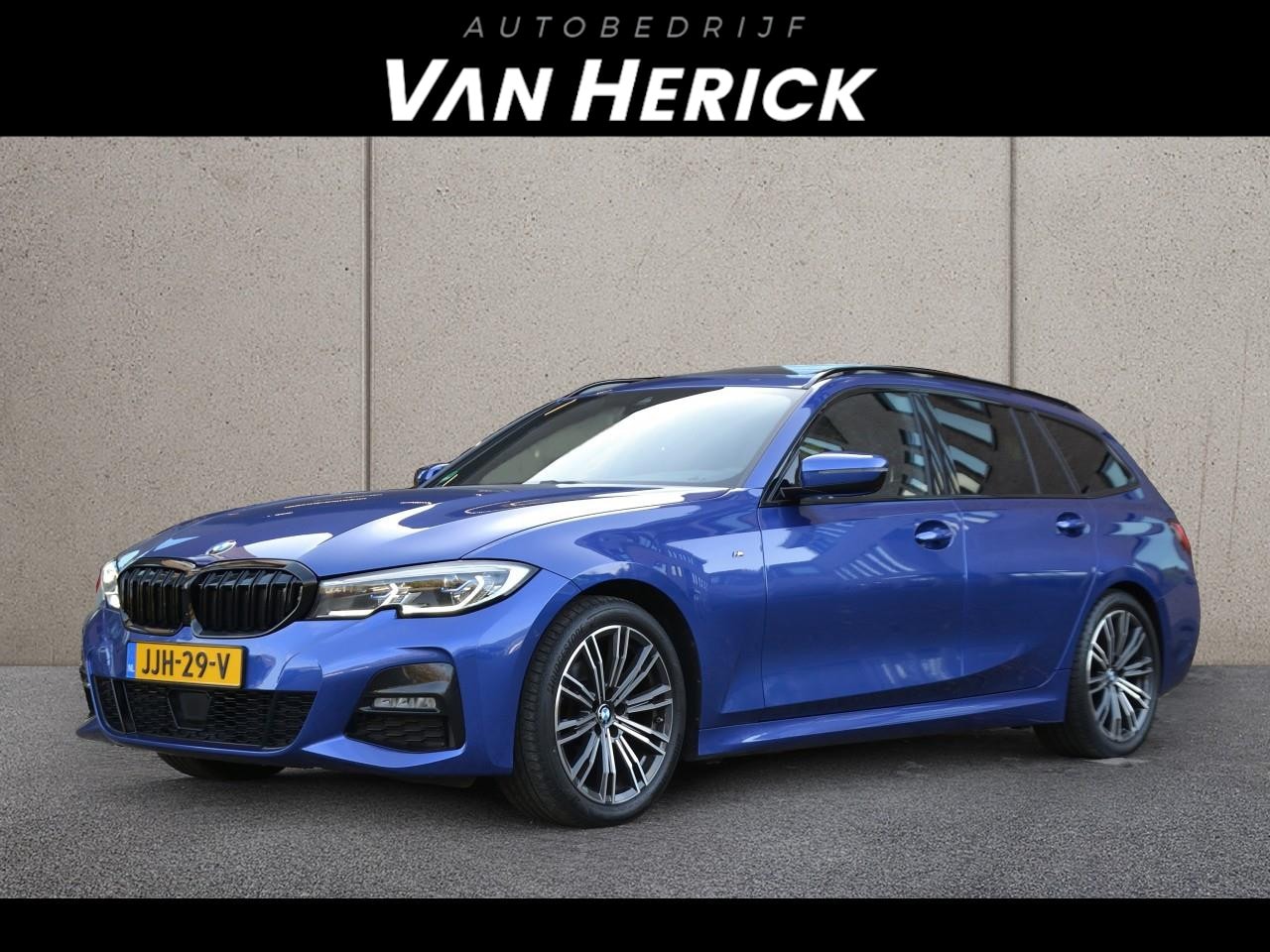 BMW 3-serie Touring - 318i M-Sport Automaat | Panoramadak | Carbon Interieur | Laser Koplampen - AutoWereld.nl