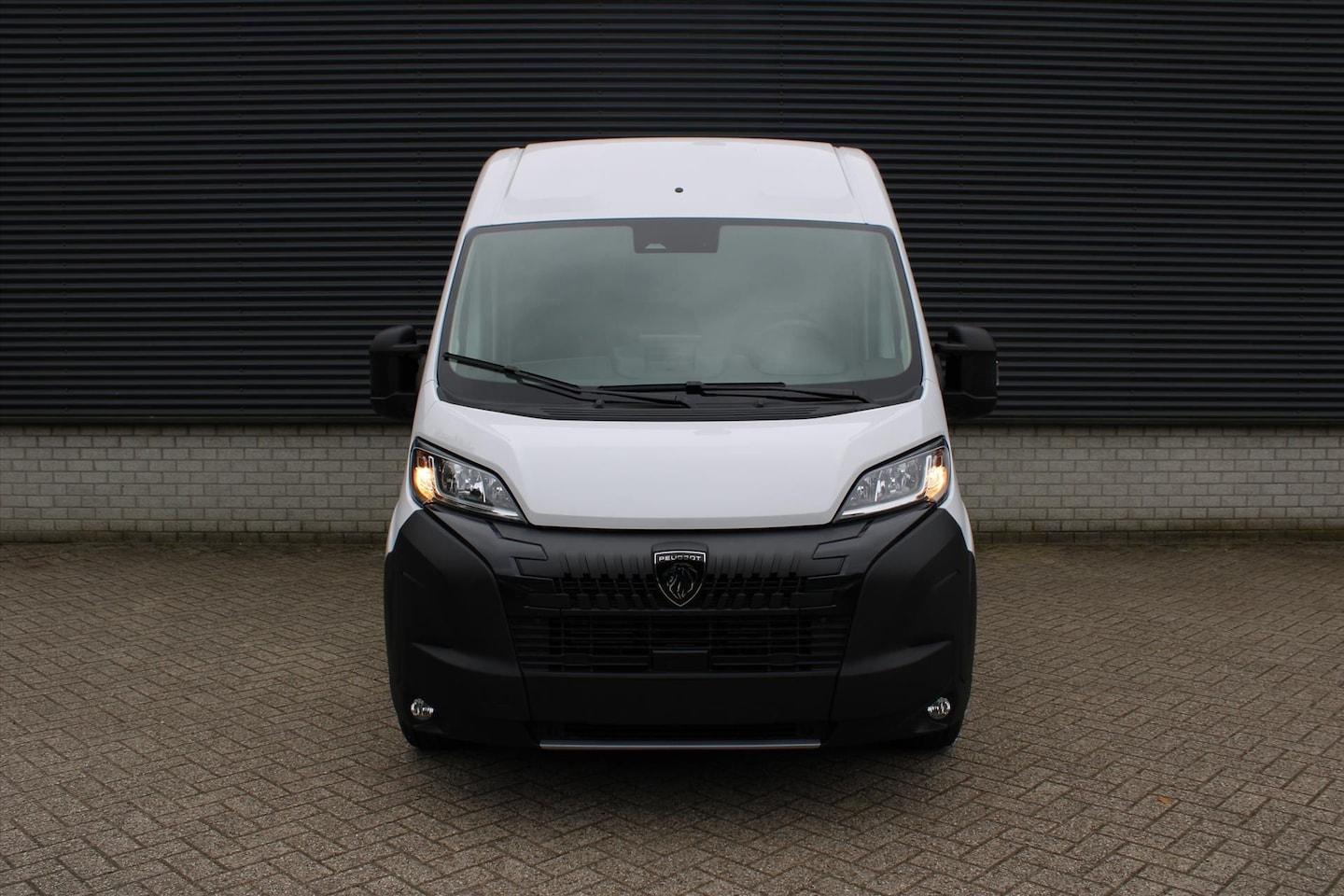 Peugeot Boxer - 2.2 HDi 140PK L2H2 3,5T I Zwaar | Trekhaak 3.000KG Trekgewicht I Pack Techno I Verzwaarde - AutoWereld.nl