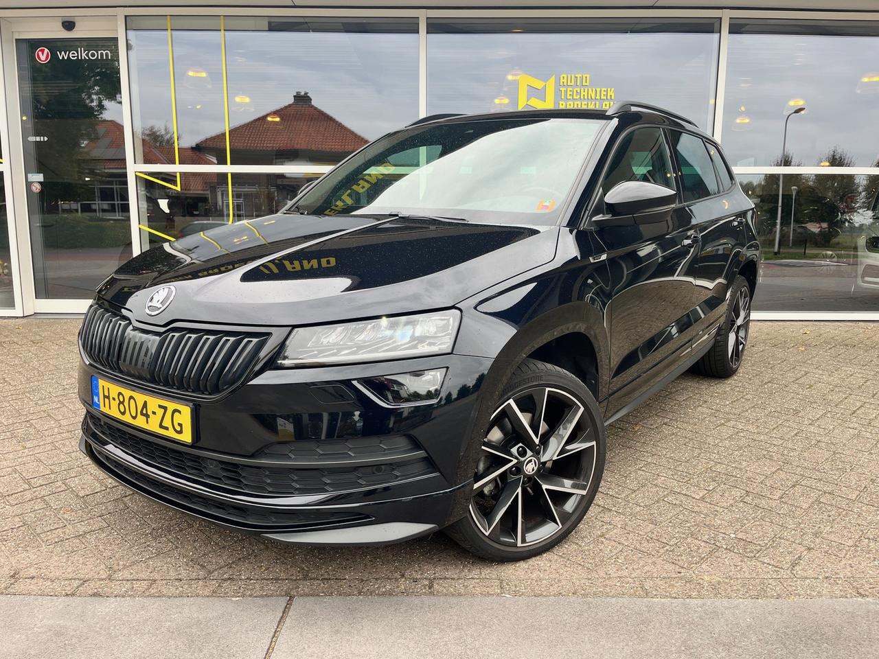 Skoda Karoq - 1.5 TSI ACT SPORTLINE BUSINESS LED|CARPLAY|TREKHAAK|STOELVERWARMING|CAMERA| - AutoWereld.nl