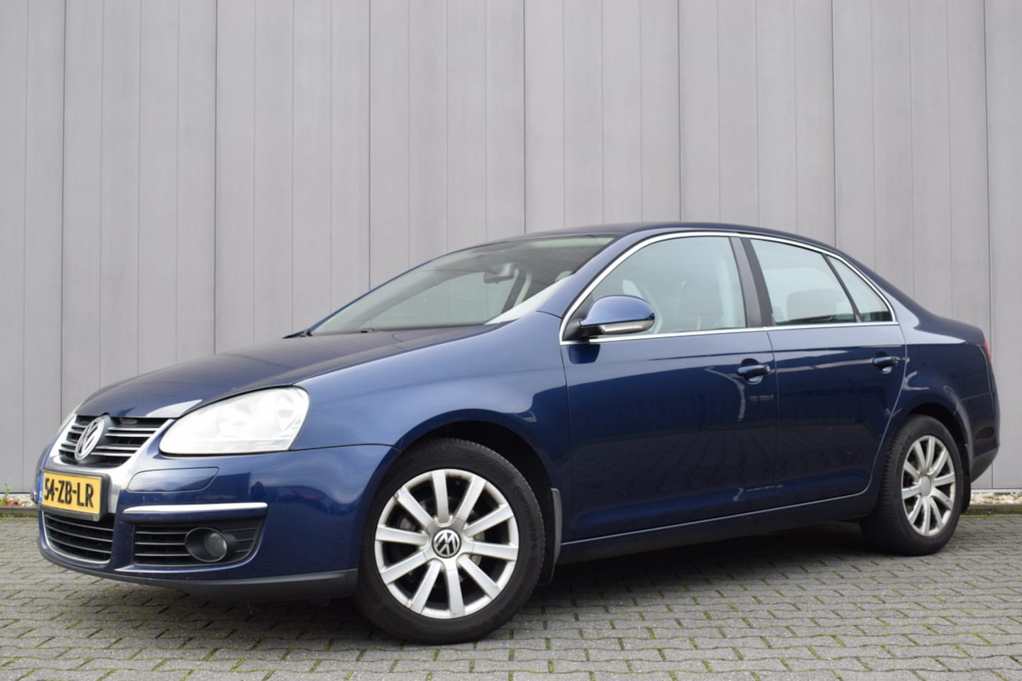 Volkswagen Jetta - 1.9 TDi 105pk Comfortline Business ECC | Sportstoelen | Full Map Navi | Telefonie | Trekha - AutoWereld.nl
