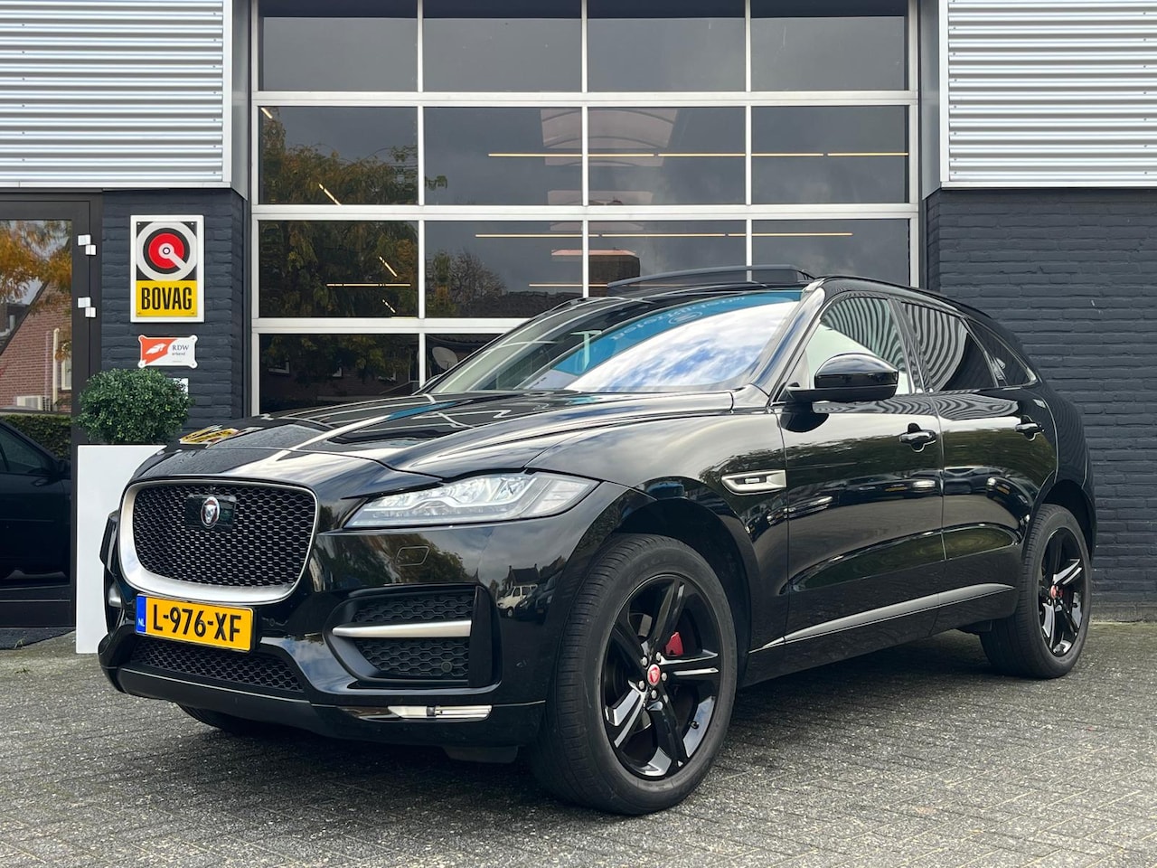 Jaguar F-Pace - 2.0t AWD R-Sport 2.0t AWD R-Sport, Automaat, Pano, Camera, Cruise, Median, Memory - AutoWereld.nl