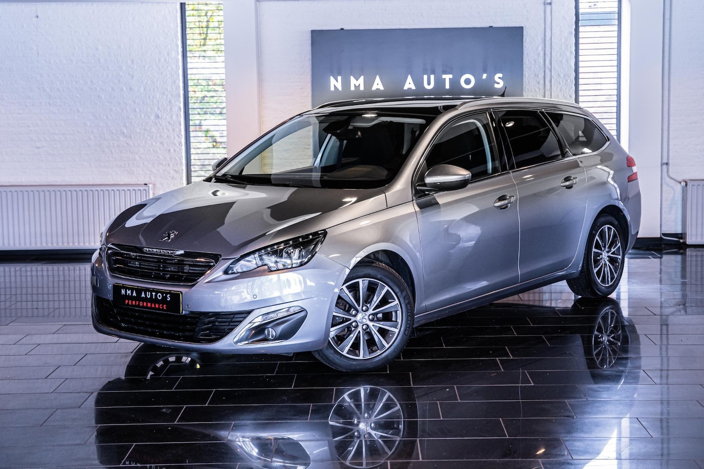 Peugeot 308 SW - 1.2 PureTech Blue Lease Premium NIEUWE DISTRUBITERIEM 130PK | PANO | CRUISE | DEALER ONDER - AutoWereld.nl