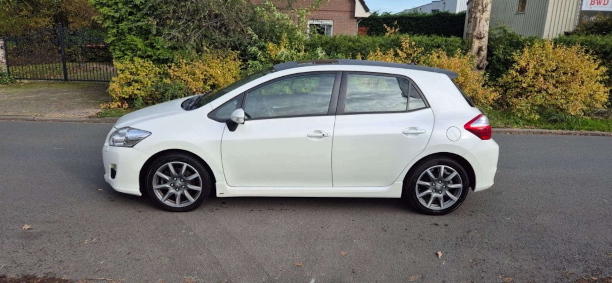 Toyota Auris - 1.8 FUll Hybrid Executive*navi*cruise*automaat*camera *opendak* - AutoWereld.nl