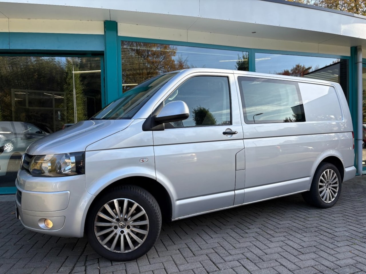 Volkswagen Transporter - 2.0 TDI 140pk DC 5-Pers Airco, Navi, Cruise, 18Inch, TrHaak, NAP - AutoWereld.nl