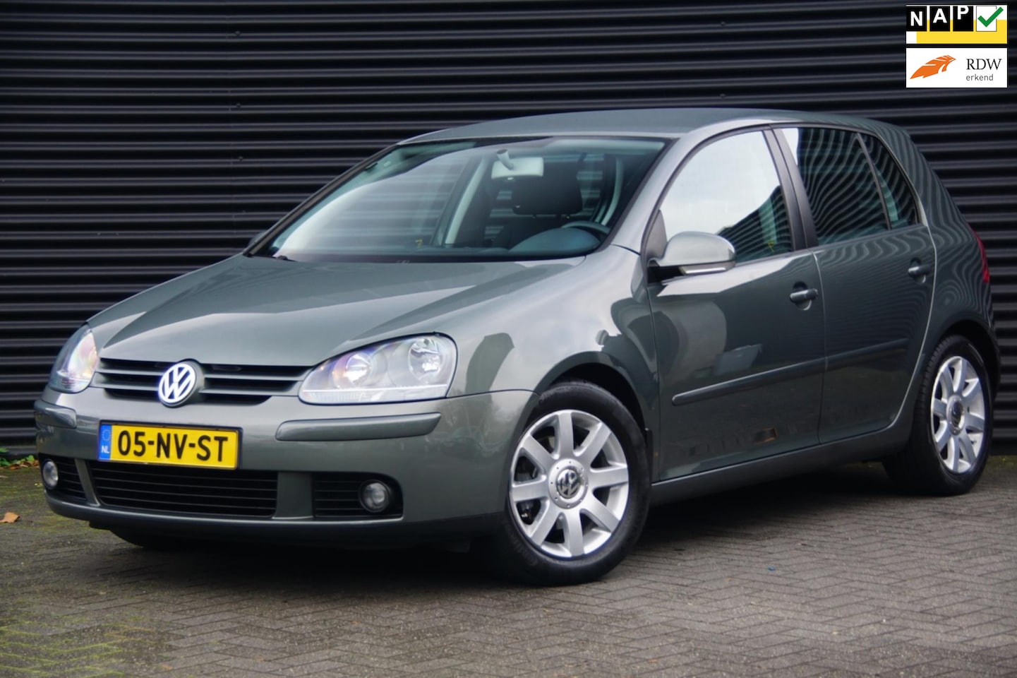 Volkswagen Golf - 1.6 FSI Sportline | Geweldige staat | Cruise | Clima | Trekhaak | - AutoWereld.nl