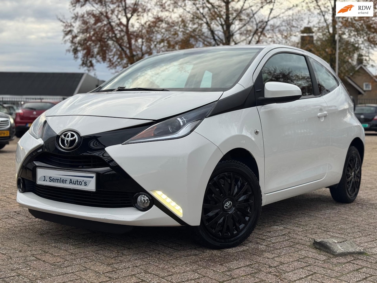 Toyota Aygo - 1.0 VVT-i x-play SPECIAL ED AIRCO CAMERA GR.SCHERM MF STUUR 98DKM - AutoWereld.nl