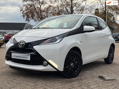 Toyota Aygo - 1.0 VVT-i x-play SPECIAL ED AIRCO CAMERA GR.SCHERM MF STUUR 98DKM