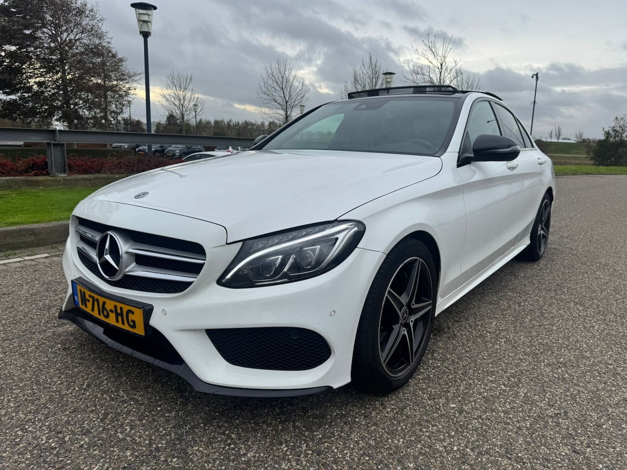 Mercedes-Benz C-klasse - 250 Premium Plus 211 PK AUT AMG SPORTPAKKET PANO FULL - AutoWereld.nl