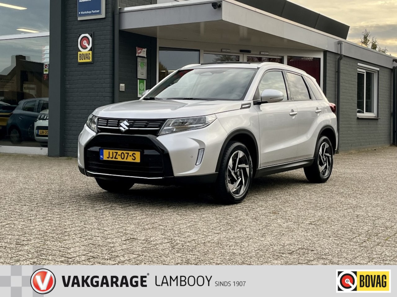 Suzuki Vitara - 1.5 Hybrid Style Automaat Panoramadak Camera Navi - AutoWereld.nl