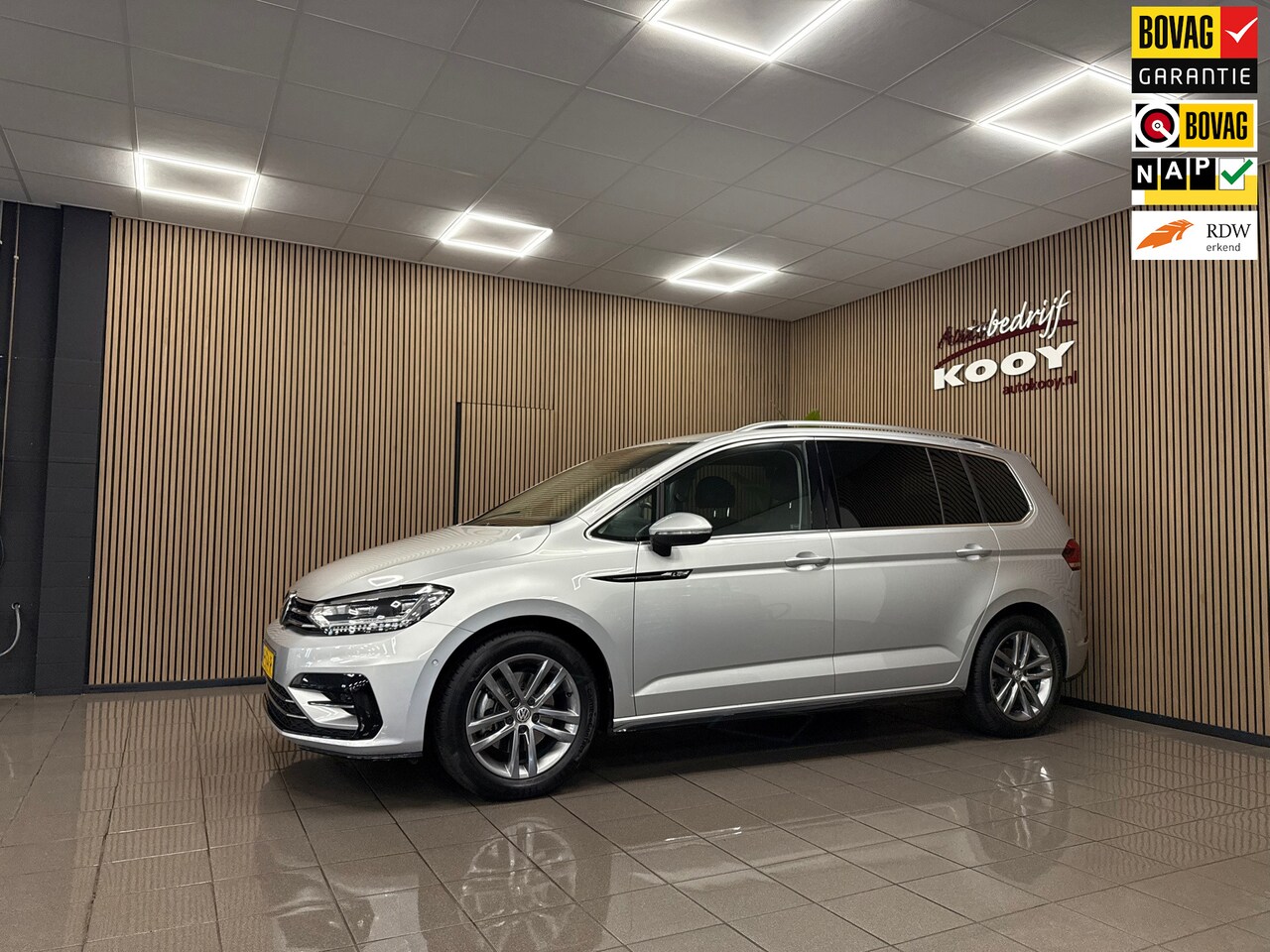 Volkswagen Touran - 1.2 TSI Highline R-Line * 1e Eig / 48.169 km + NAP / Camera / Trekhaak / NL Auto * - AutoWereld.nl