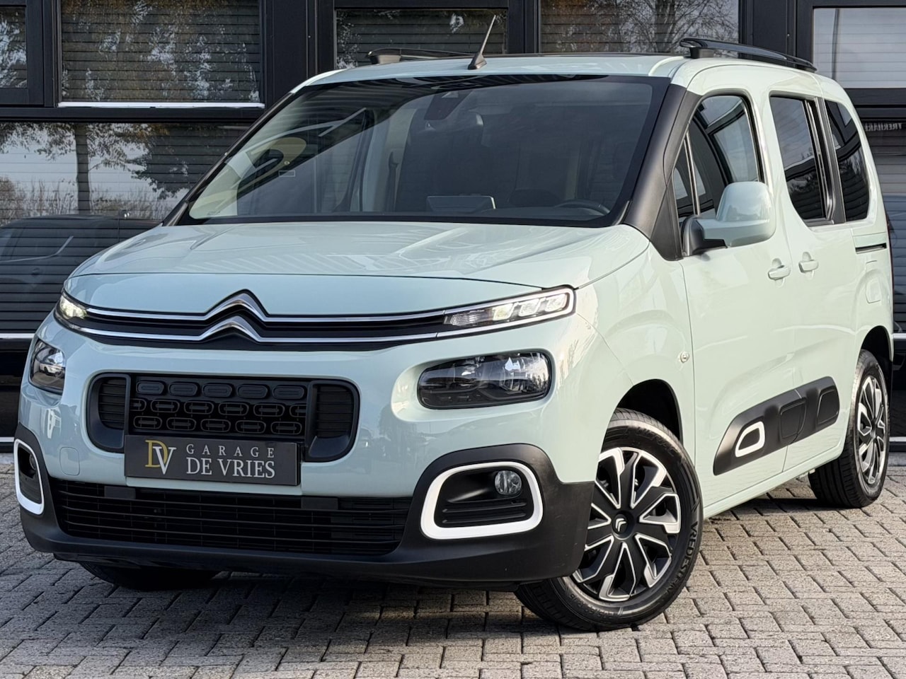 Citroën Berlingo - 1.2 PureTech Shine Panoramadak CarPlay PDC Garantie - AutoWereld.nl