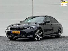 BMW 3-serie - 320e M-Sport Org NL Pano Head up Keyless Harman Kardon Camera Apple carplay Fabrieksgarant