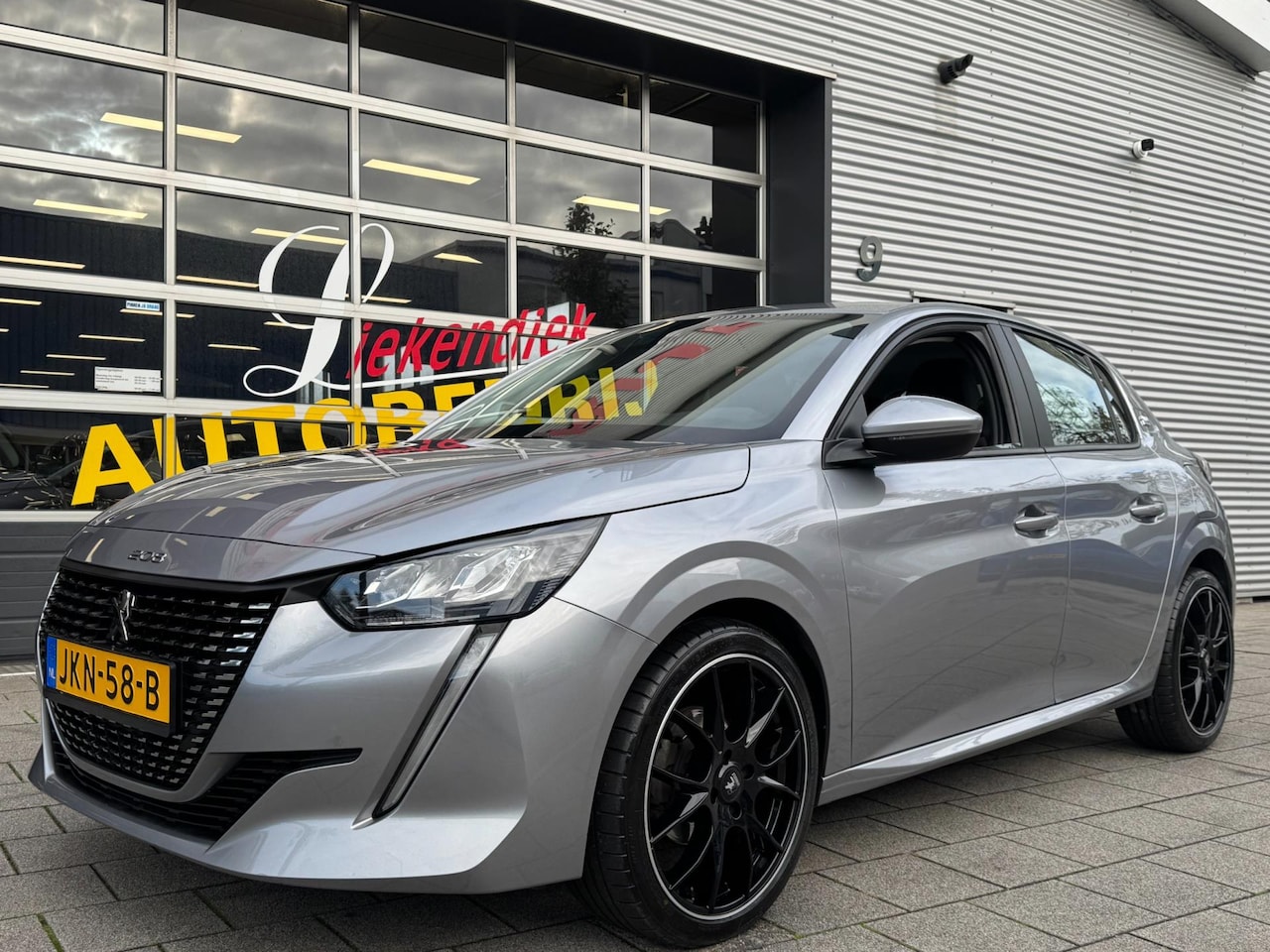 Peugeot 208 - 1.2 PureTech OutLaw Edition- Navigatie / Apple CarPlay I Airco I 18 inch Sport velgen I LE - AutoWereld.nl