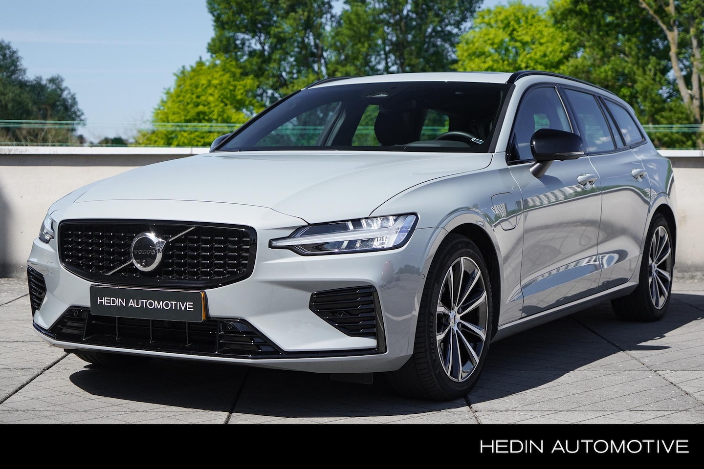 Volvo V60 - 2.0 T6 Plug-in hybrid AWD Plus Dark Panoramadak | Harman/Kardon | Semi Elek Trekhaak | 360 - AutoWereld.nl