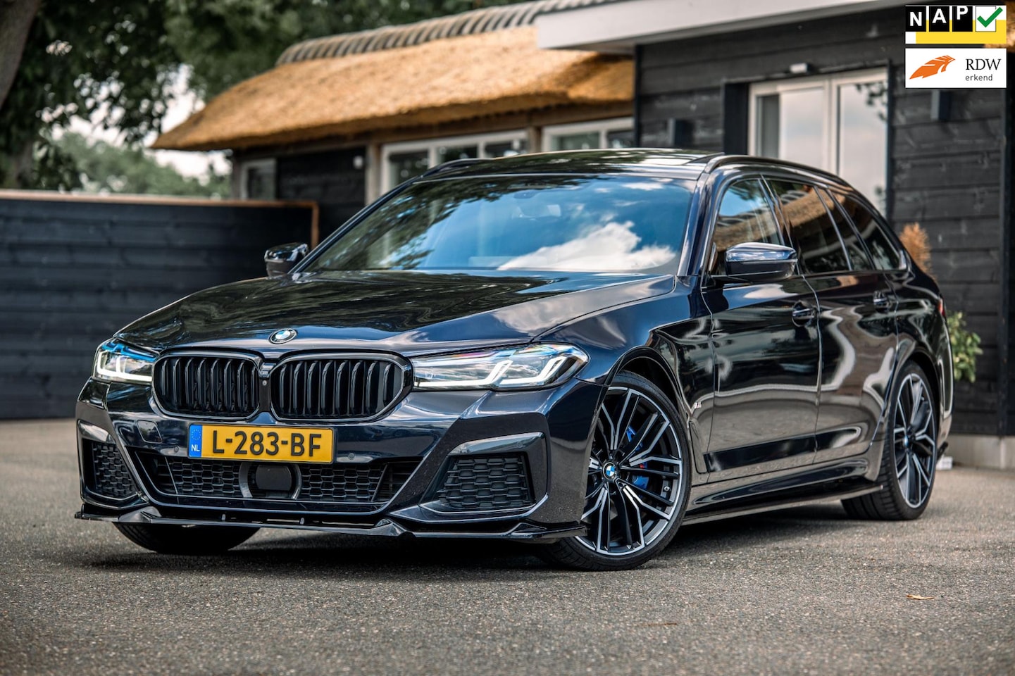 BMW 5-serie Touring - 530i M-Sportpakket I Carbonschwarz I Panoramadak I Adaptive Cruise I 360 Camera I Headup I - AutoWereld.nl