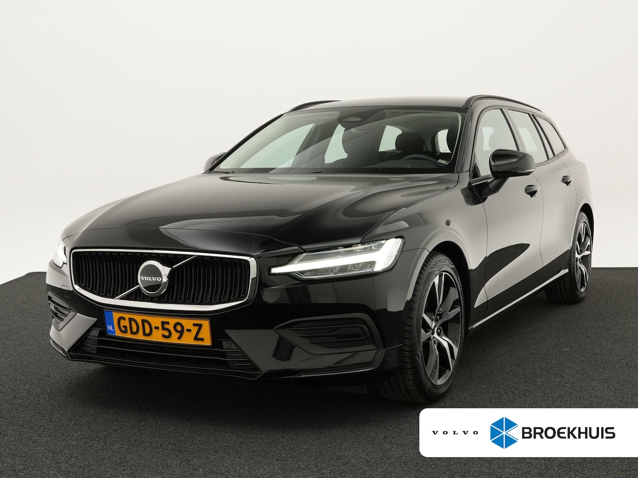 Volvo V60 - 2.0 B3 Essential Edition | Trekhaak | Adaptive Cruise | BLIS | Stoel- & stuurwielverwarmin - AutoWereld.nl