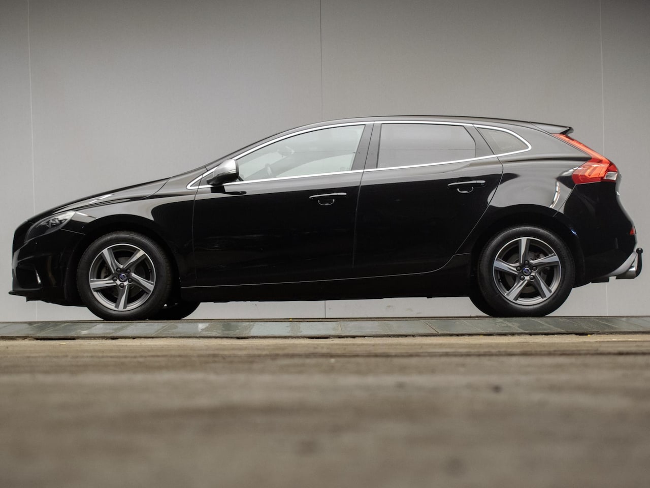 Volvo V40 - 2.0 D2 R-Design Business Sport (NAVI,CRUISE,PDC,STOELVERWARMING,LED,LEDER/ALCANTARA,SPORTS - AutoWereld.nl