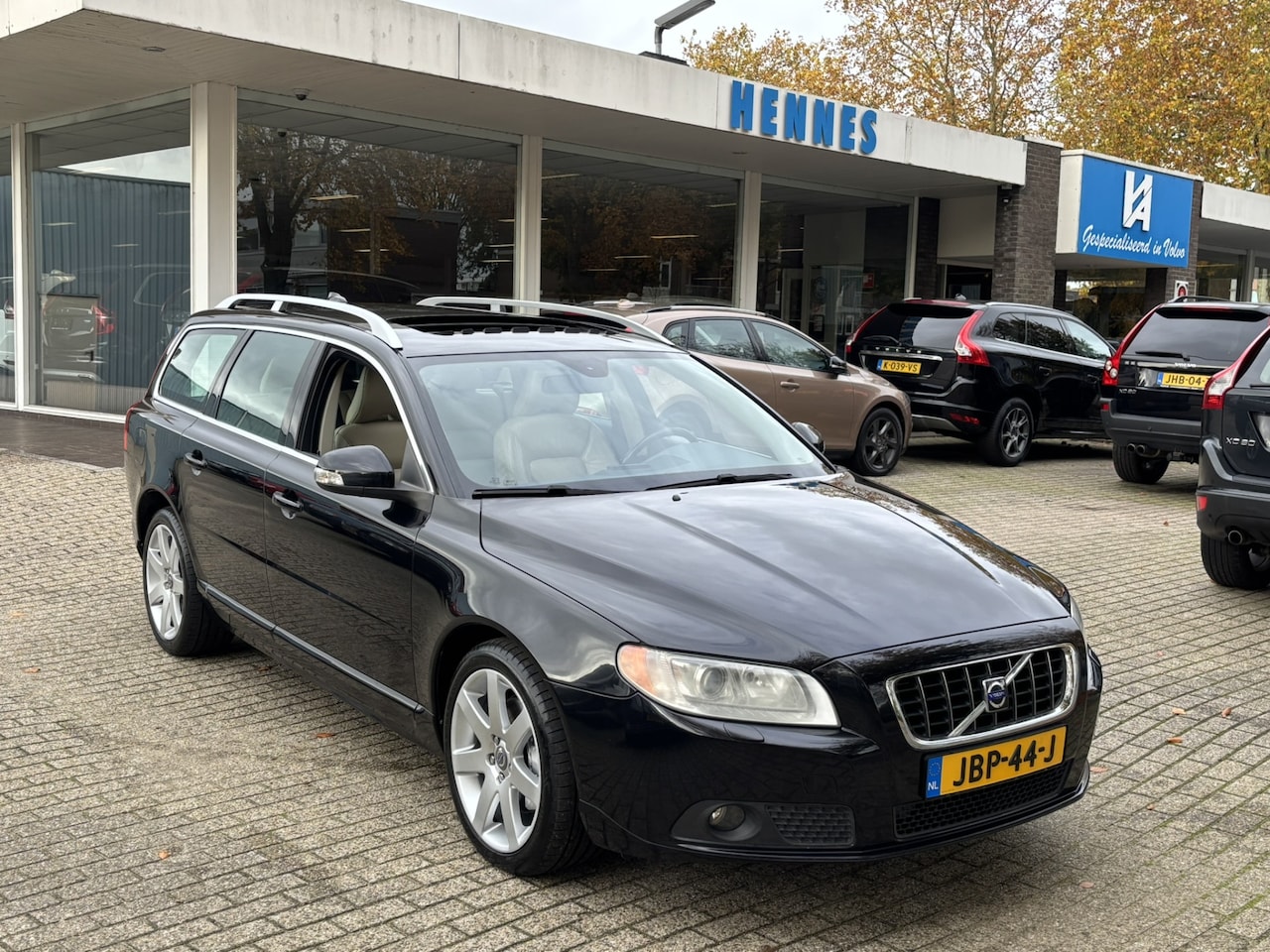 Volvo XC70 - 3.2 Summum Schuifdak LPGG3 Keyless Premium sound BTW voordeel €750,- - AutoWereld.nl