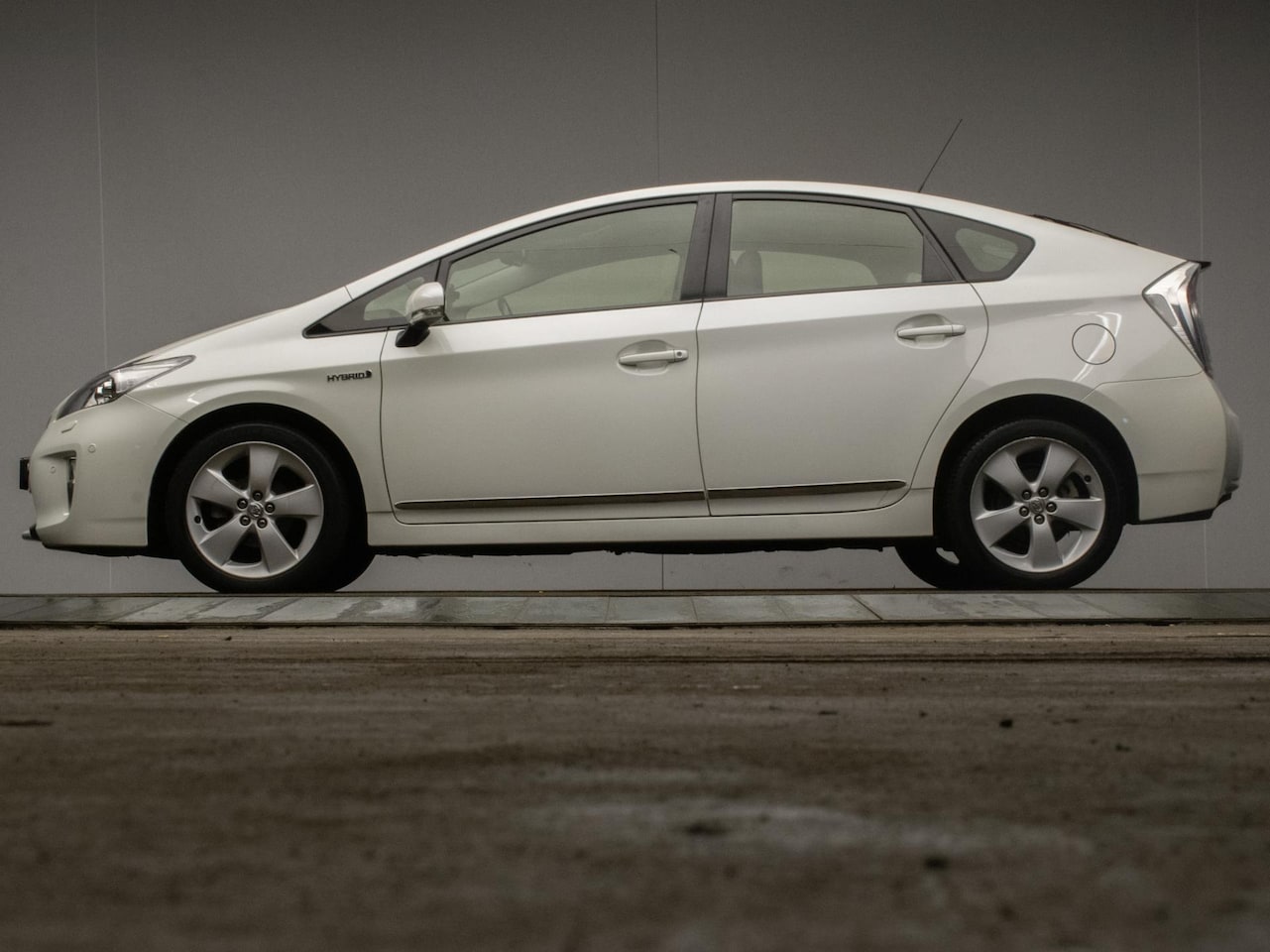 Toyota Prius - 1.8 Executive Business (NAVI,LED,CRUISE,CAMERA,STOELVERWARMING,SPORTSTOELEN,PDC,NIEUWE APK - AutoWereld.nl