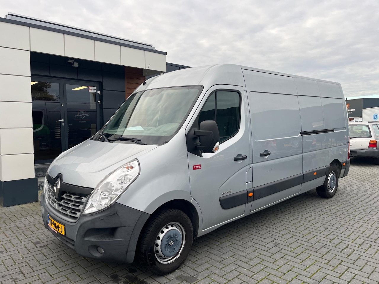 Renault Master - T35 2.3 dCi L3H2 Zilver Maxi Automaat Navi 2016 - AutoWereld.nl