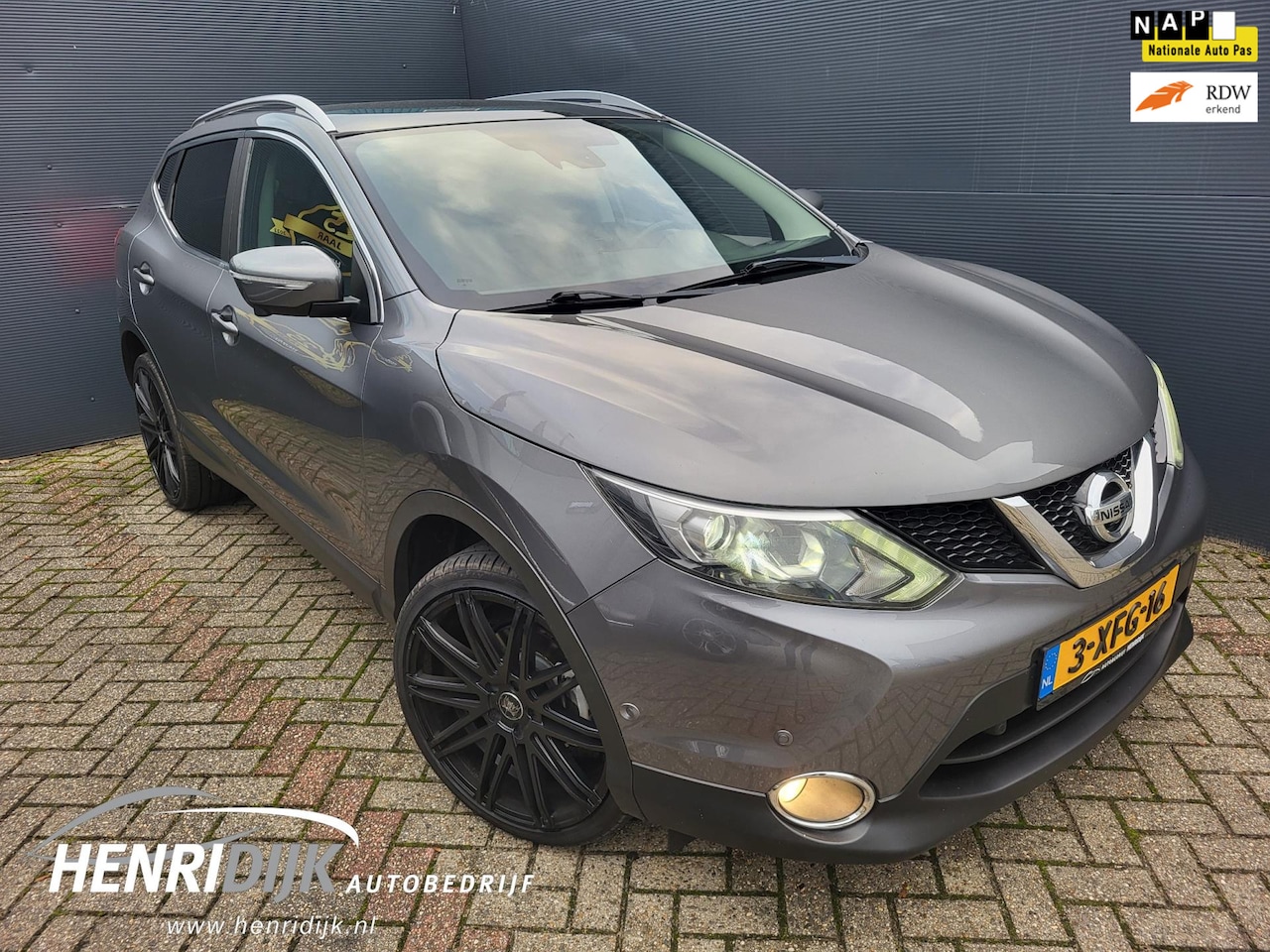 Nissan Qashqai - 1.5 dCi Tekna Pano / Leder / Trekhaak / Camera / Cruise / Clima - AutoWereld.nl