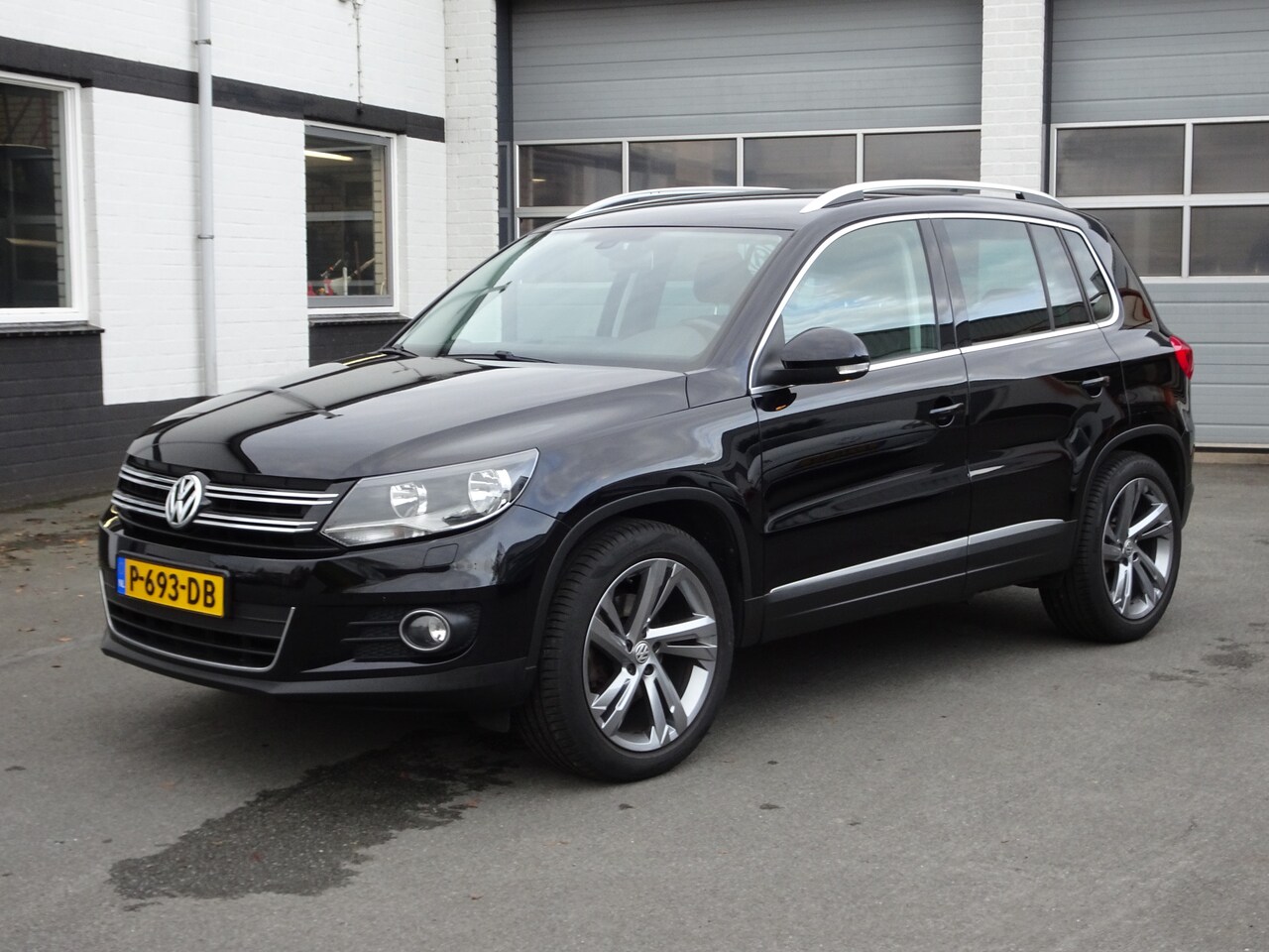 Volkswagen Tiguan - 1.4 TSI Sport&Style Automatische airco, navigatie, parkeersensoren, trekhaak, stoelverwarm - AutoWereld.nl