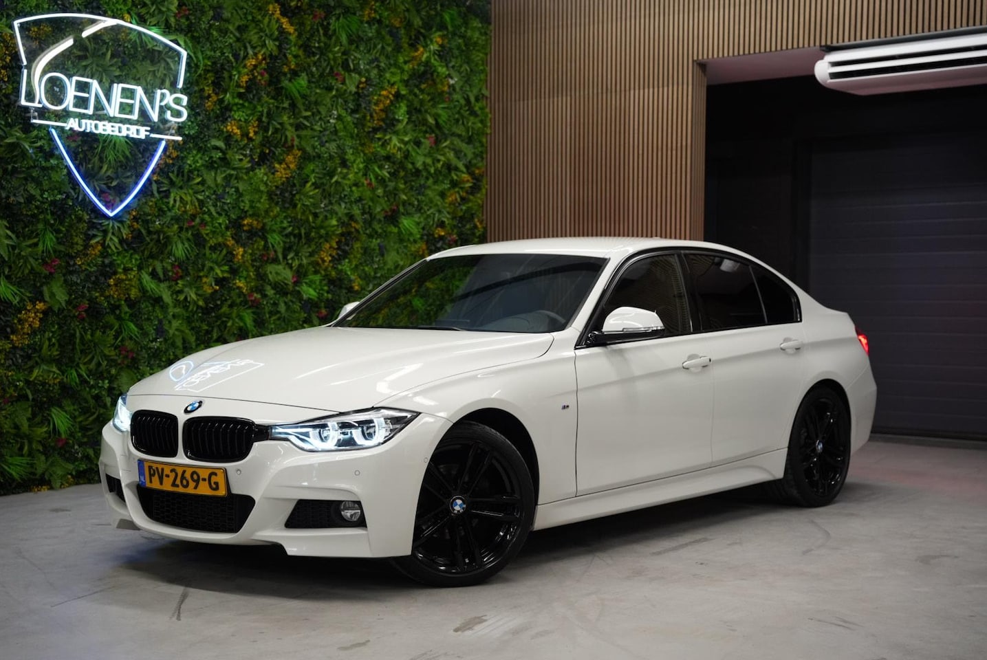 BMW 3-serie - 318i M Sport / Shadow Line / CarPlay / Camera - AutoWereld.nl