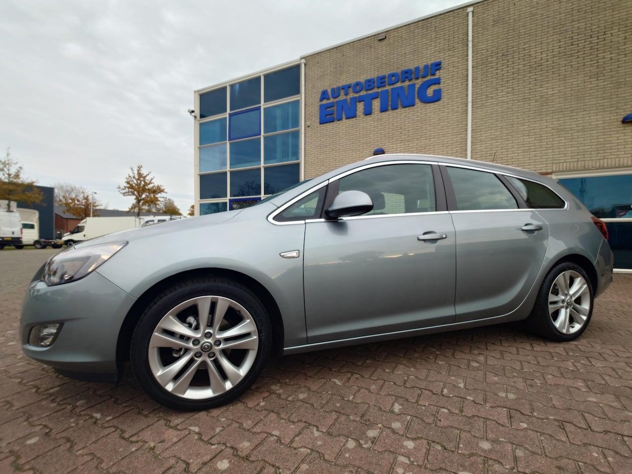 Opel Astra Sports Tourer - 1.4 Turbo Sport + set winterbanden op velg + trekhaak - AutoWereld.nl