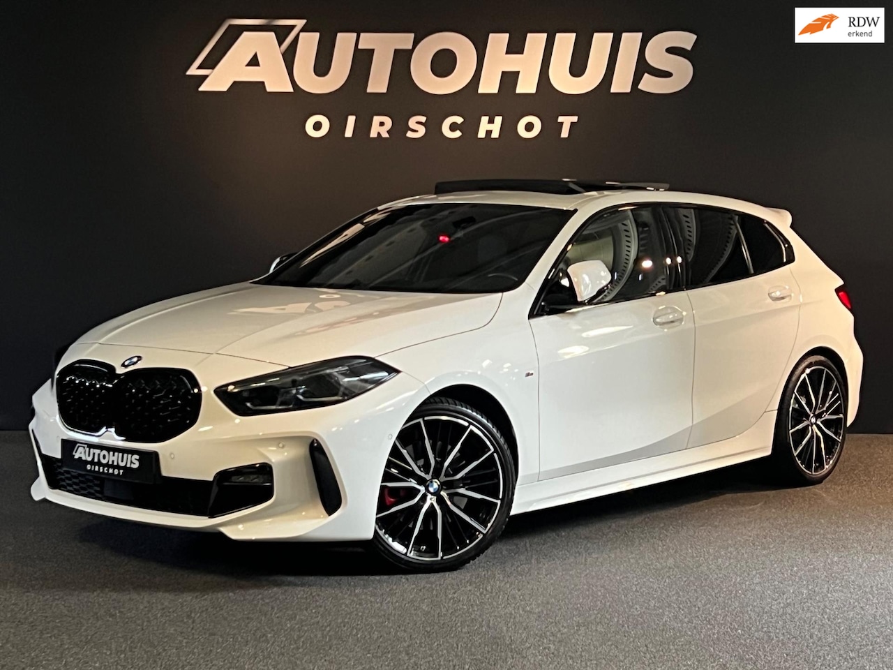 BMW 1-serie - 120i High Executive Edition M Pano/ M stoelen leder memory / Schakelflippers/ Camera/ Auto - AutoWereld.nl