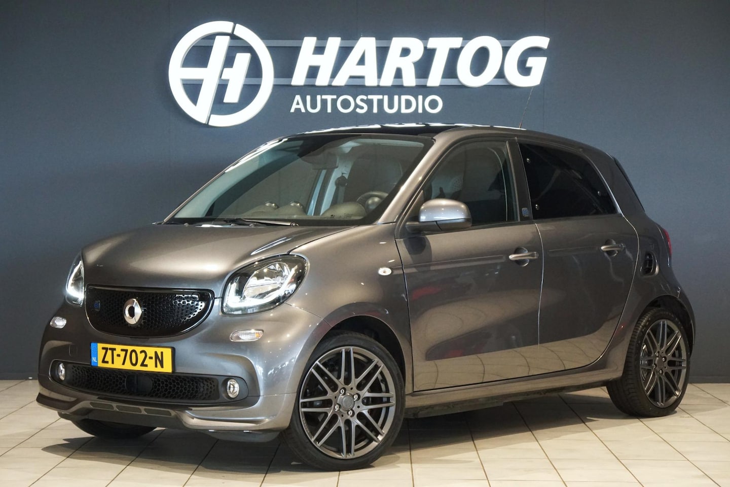 Smart Forfour - EQ BRABUS Style 18 kWh + CAMERA / STOELVERWARING VOOR & ACHTER / PANO - AutoWereld.nl