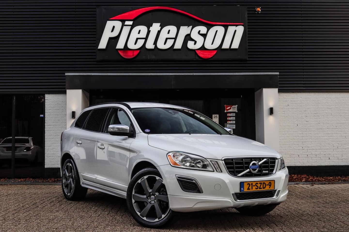 Volvo XC60 - 2.0 T5 R-Design NAP TV LEDER SCHERMEN DEALER OH - AutoWereld.nl
